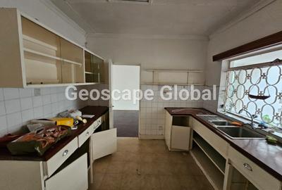4 Bed House with En Suite in Rosslyn