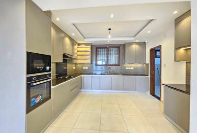 3 Bed Apartment with En Suite in Parklands - 4