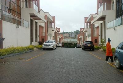 5 Bed Townhouse with En Suite in Lavington