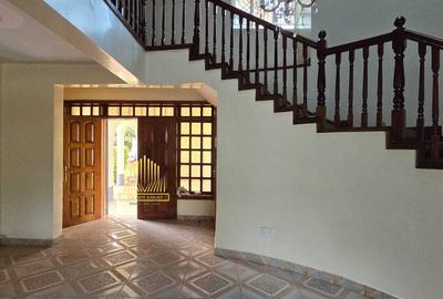 6 Bed House with En Suite in Runda