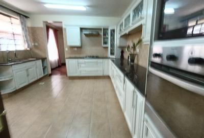 5 Bed Townhouse with En Suite in Lavington - 4