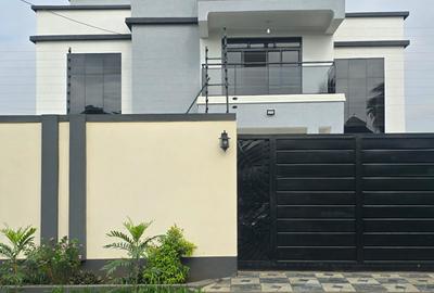 4 Bed House with En Suite at Kamakis