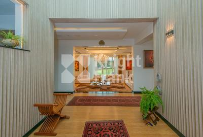 7 Bed House with En Suite at Un Crescent - 2