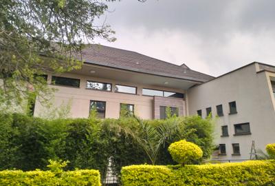 5 Bed Townhouse with En Suite in Westlands Area