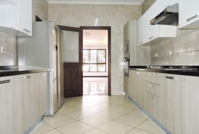 3 Bed Apartment with En Suite in General Mathenge