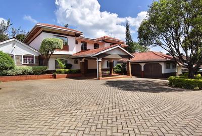 4 Bed House with En Suite in Rosslyn - 2