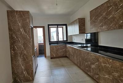 3 Bed Apartment with En Suite at Rhapta Rd