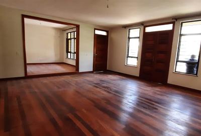 5 Bed Townhouse with En Suite at Lavington - 2