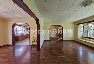 4 Bed House with En Suite in Lavington - 2