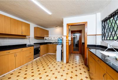 5 Bed House with En Suite in Runda