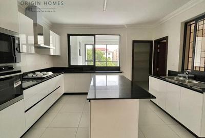 3 Bed Apartment with En Suite at 2Nd Parklands