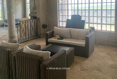 6 Bed House with Garden at Cianda