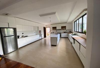 5 Bed House with En Suite in Runda - 3