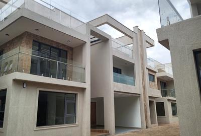 5 Bed Townhouse with En Suite in Lavington - 2