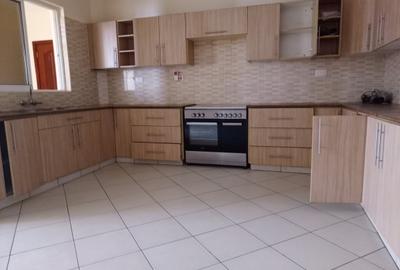 3 Bed Apartment with En Suite in Rhapta Road