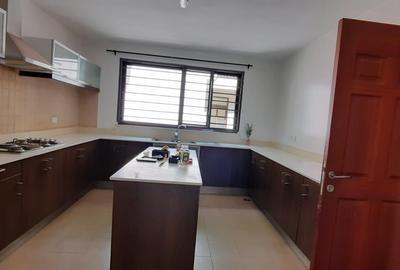 5 Bed Townhouse with En Suite at Lavington - 3