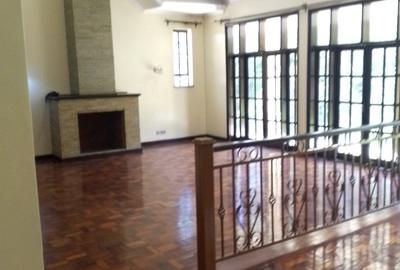 4 Bed Villa with En Suite in Rosslyn