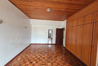 5 Bed House with En Suite in Lavington - 3