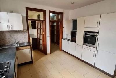 5 Bed House with En Suite at Lavington