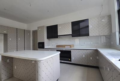 5 Bed House with En Suite in Lavington - 3