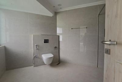6 Bed House with En Suite in Runda