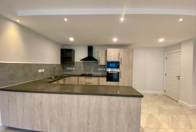 3 Bed Apartment with En Suite in Rhapta Road