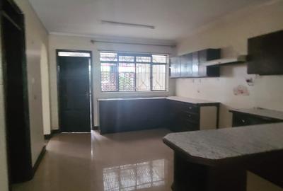 5 Bed Villa with En Suite in Riverside