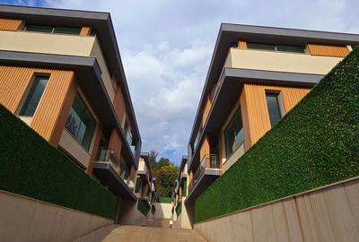 5 Bed House with En Suite at Lavington Green - 2