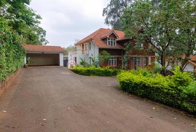 5 Bed House with Swimming Pool at Rosslyn