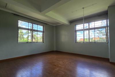 5 Bed House with En Suite in Ridgeways - 4