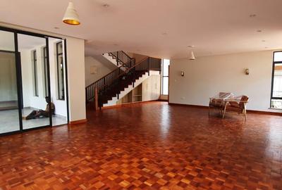 5 Bed Townhouse with En Suite in Lavington - 4