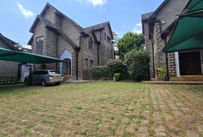 5 Bed House with En Suite in Lavington - 2