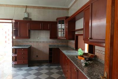 5 Bed House with En Suite in Thigiri