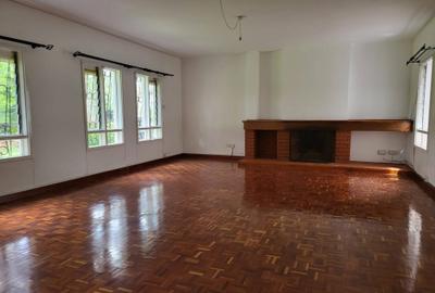 4 Bed House with En Suite in Hill View - 4