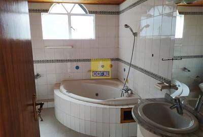 4 Bed Apartment in Riverside - 4
