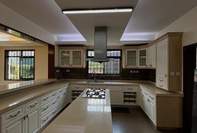 5 Bed Townhouse with En Suite in Lavington - 4