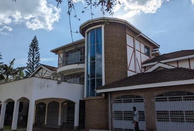 5 Bed House with En Suite in Runda