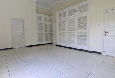 4 Bed House with Swimming Pool at Links Road - 3