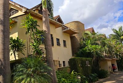 5 Bed Townhouse with En Suite at Off Convent Drive