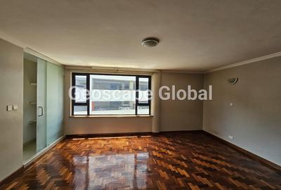 3 Bed Apartment with En Suite in Riverside