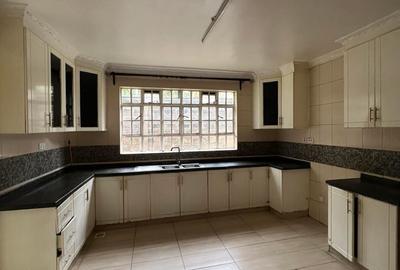 5 Bed Townhouse with En Suite at Lavington - 3