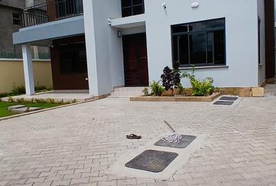 5 Bed Townhouse with En Suite in Syokimau
