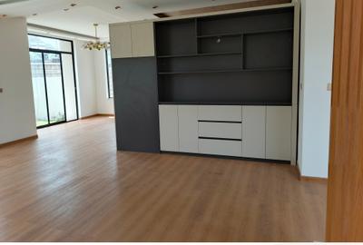 5 Bed Townhouse with En Suite at Lavington - 4
