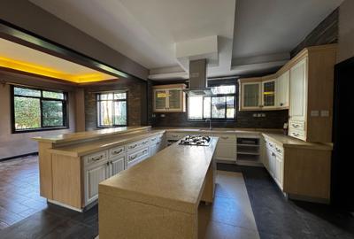 5 Bed Townhouse with En Suite in Lavington - 3