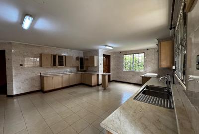 5 Bed House with En Suite in Nyari