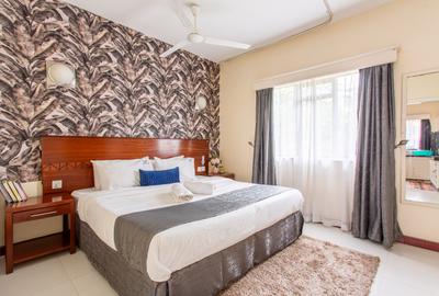 Serviced 1 Bed Apartment with En Suite at Lantana Road