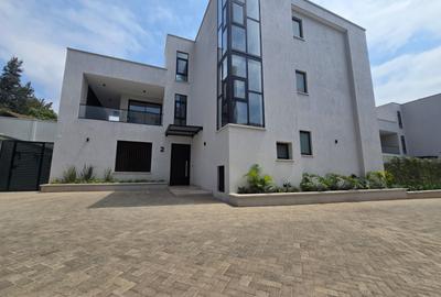 5 Bed House with En Suite in Lavington - 4