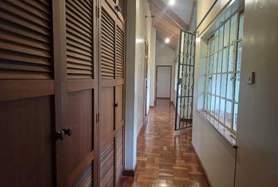 5 Bed Villa with En Suite in Runda