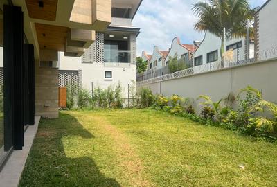 5 Bed Townhouse with En Suite in Brookside - 4