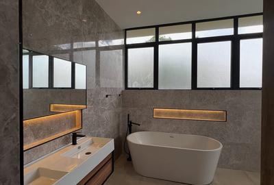5 Bed Villa with En Suite in Nyari - 4